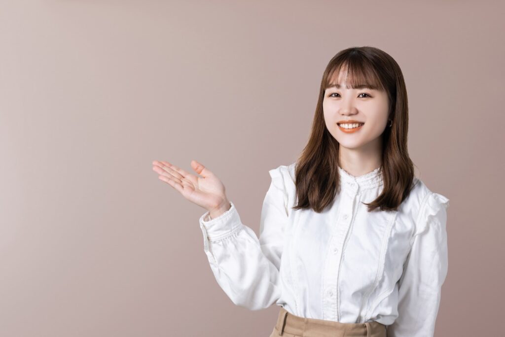 紹介する女性