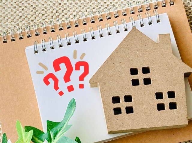 ？の書かれたメモと家の模型
