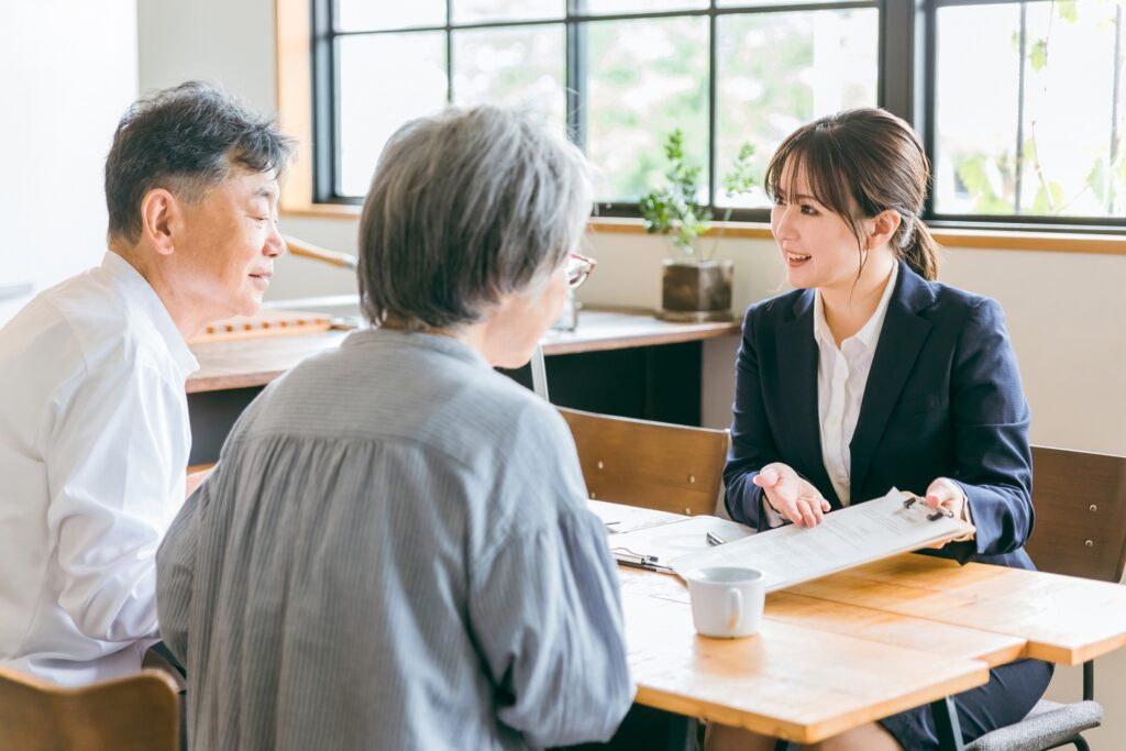不動産会社の人と相談している様子