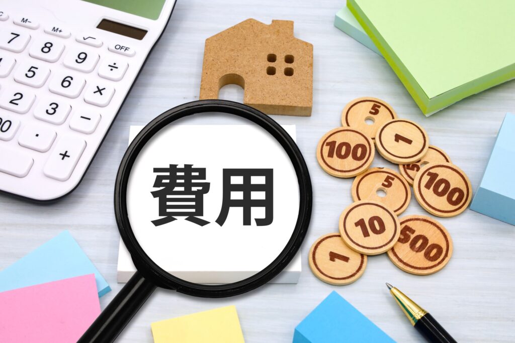 費用と書かれたメモと虫眼鏡と電卓