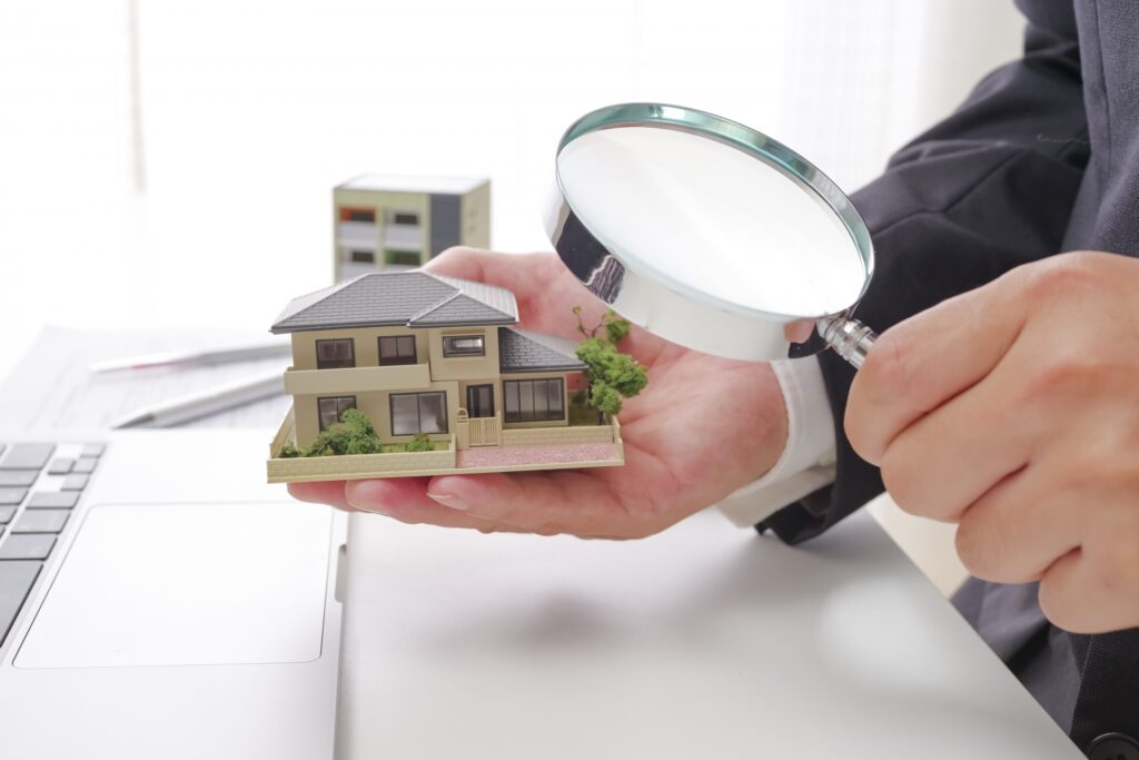 不動産売却の家を査定しているイメージ