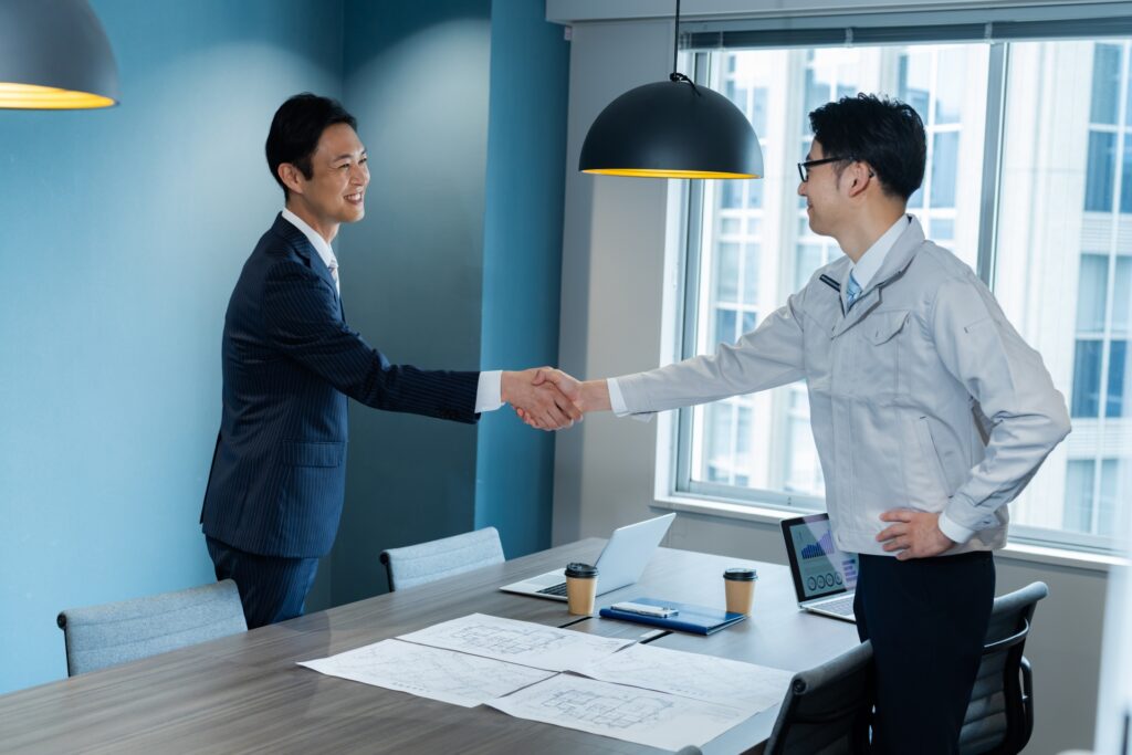 優良業者と握手しているイメージ