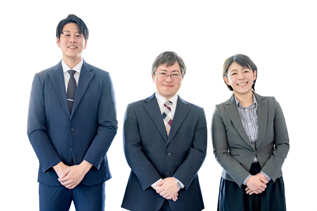 サービスをしているスーツの従業員